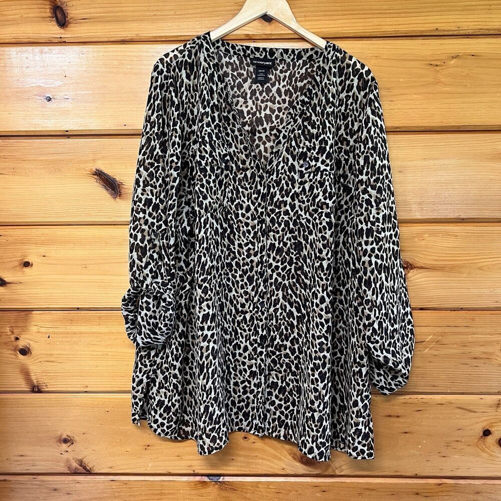 Lane Bryant Sz 26/28 Gorgeous Black animal print Button Blouse So Pretty!!